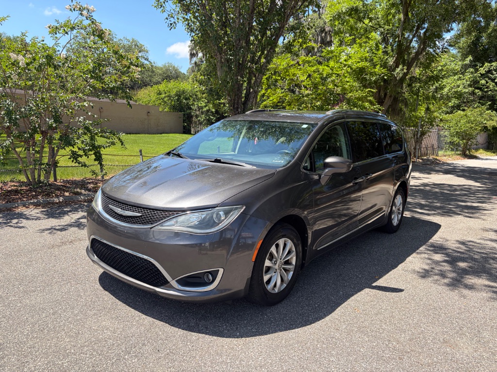 2018 Chrysler Pacifica Touring L's photo