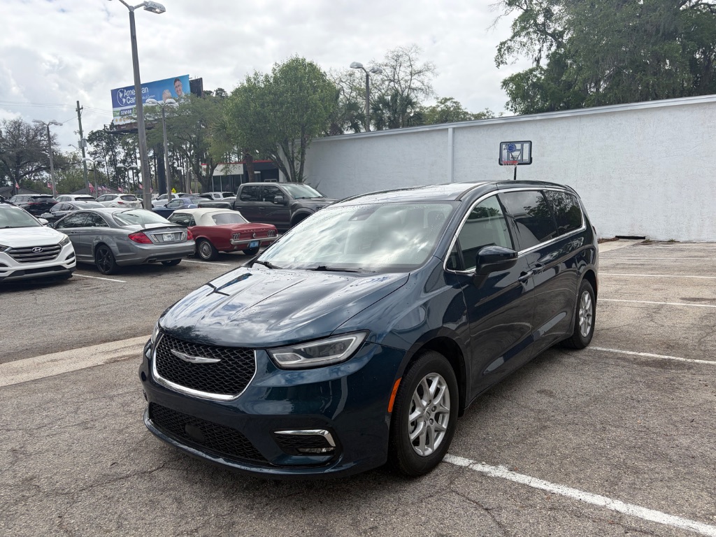 2023 Chrysler Pacifica Touring L's photo