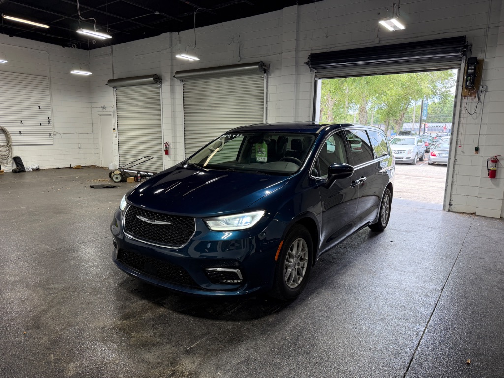 2023 Chrysler Pacifica Touring L's photo