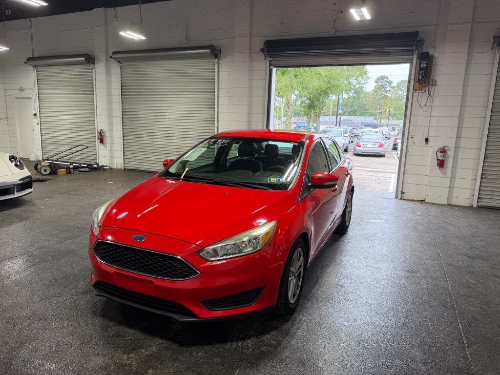2017 Ford Focus Sedan SE's photo